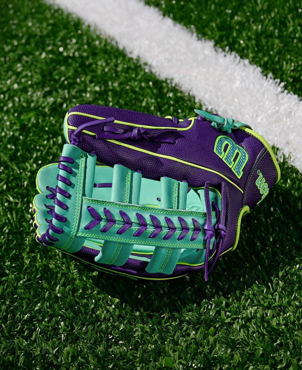 2025 Wilson A2000 Fall 1810SS 12.75" Outfield Baseball Glove Right Hand Throw-Seafoam-PurpleSS