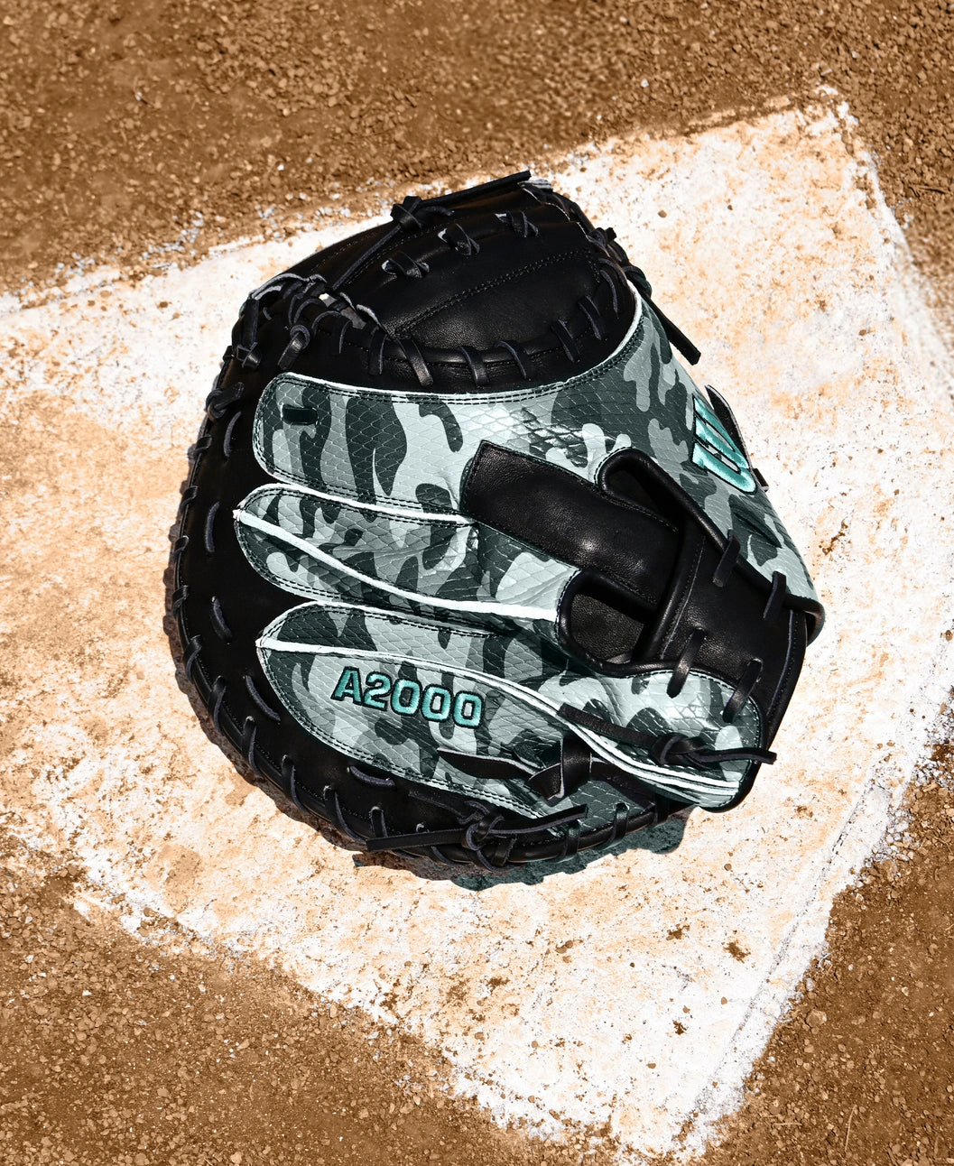 2025 Wilson A2000 Austin Wells Fall AW28 34" Catchers Baseball Glove Right Hand Throw-Black Camo SS/Seafoam