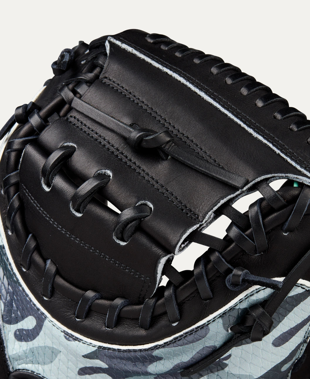 2025 Wilson A2000 Austin Wells Fall AW28 34" Catchers Baseball Glove Right Hand Throw-Black Camo SS/Seafoam