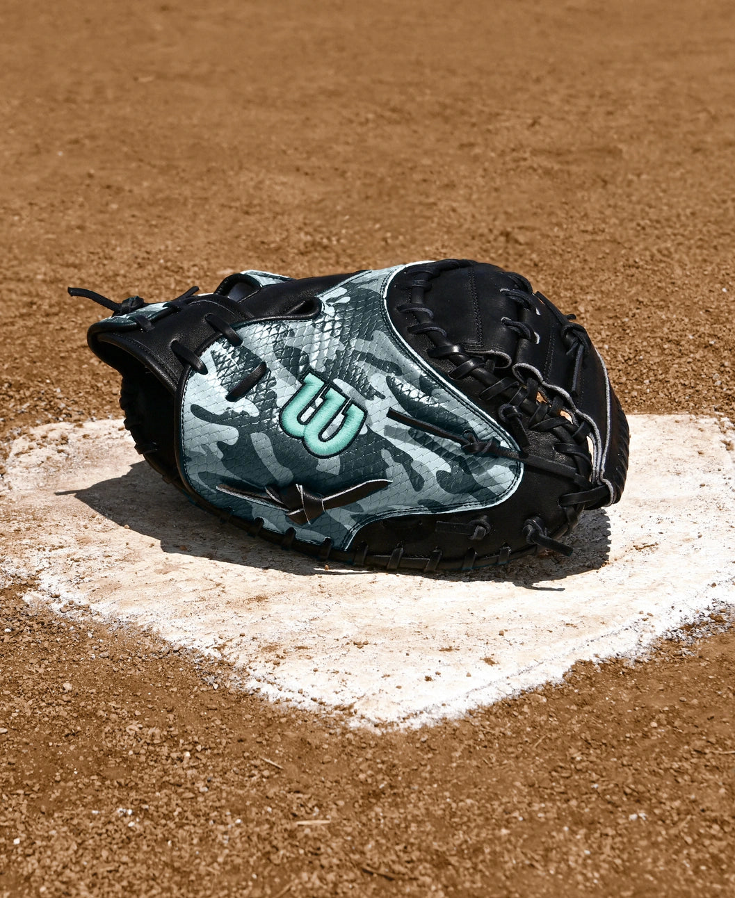 2025 Wilson A2000 Austin Wells Fall AW28 34" Catchers Baseball Glove Right Hand Throw-Black Camo SS/Seafoam