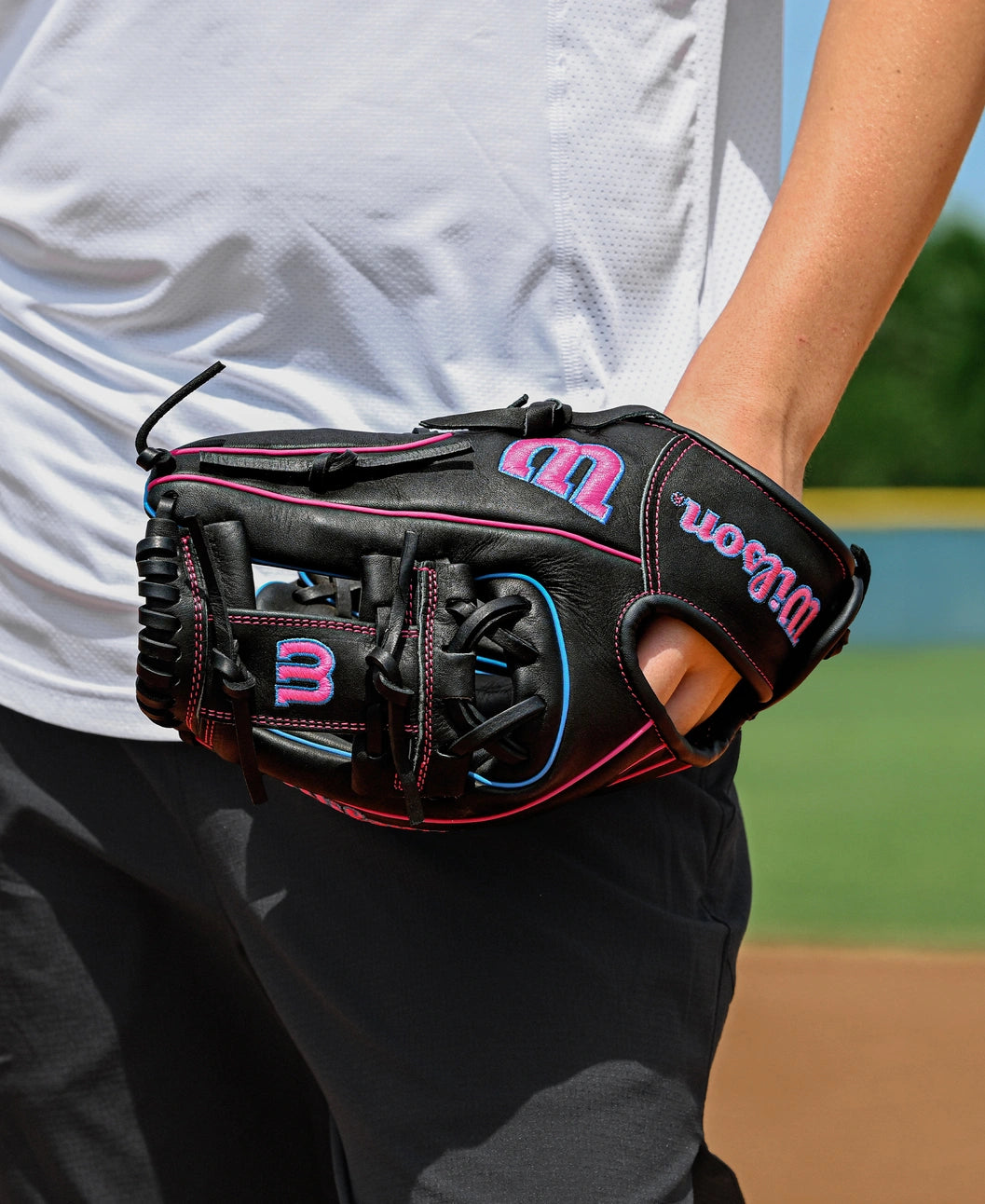 2025 Wilson A1000 11.5" Infield Baseball Glove DP15 Right Hand Throw-Black/Pink