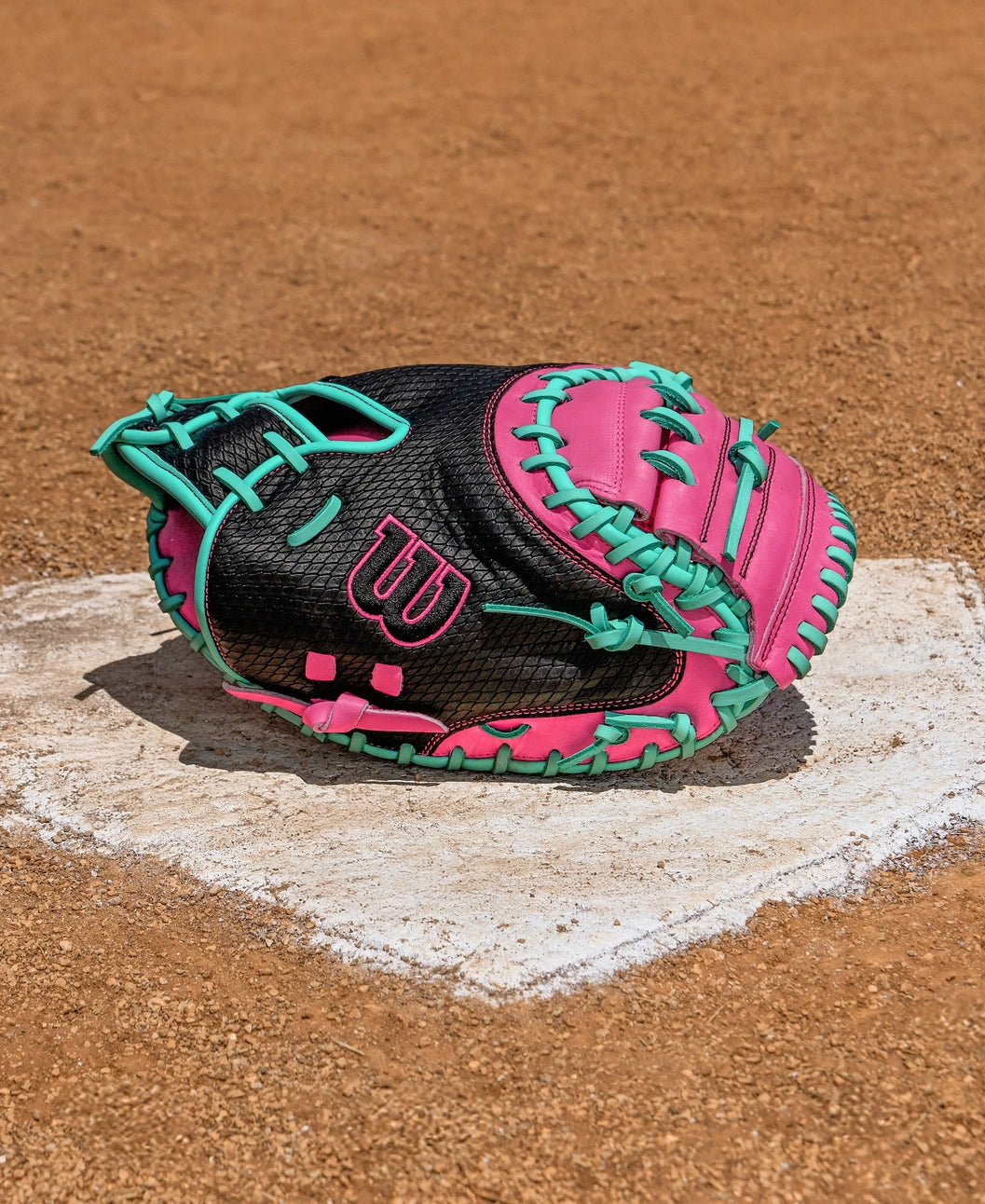 2025 Wilson A1000 CM33 33" Catchers Baseball Glove Right Hand Throw-Pink/Black