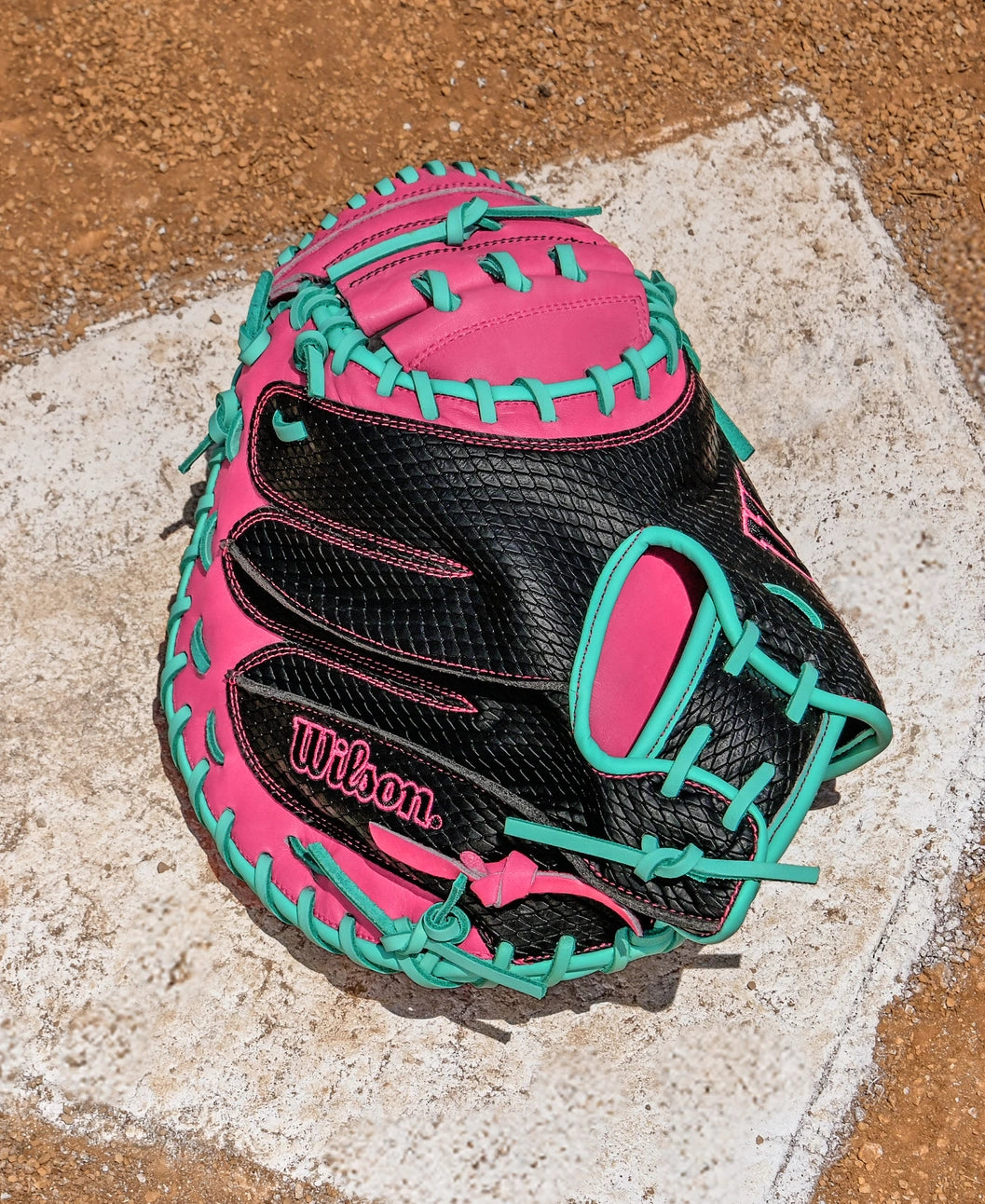 2025 Wilson A1000 CM33 33" Catchers Baseball Glove Right Hand Throw-Pink/Black