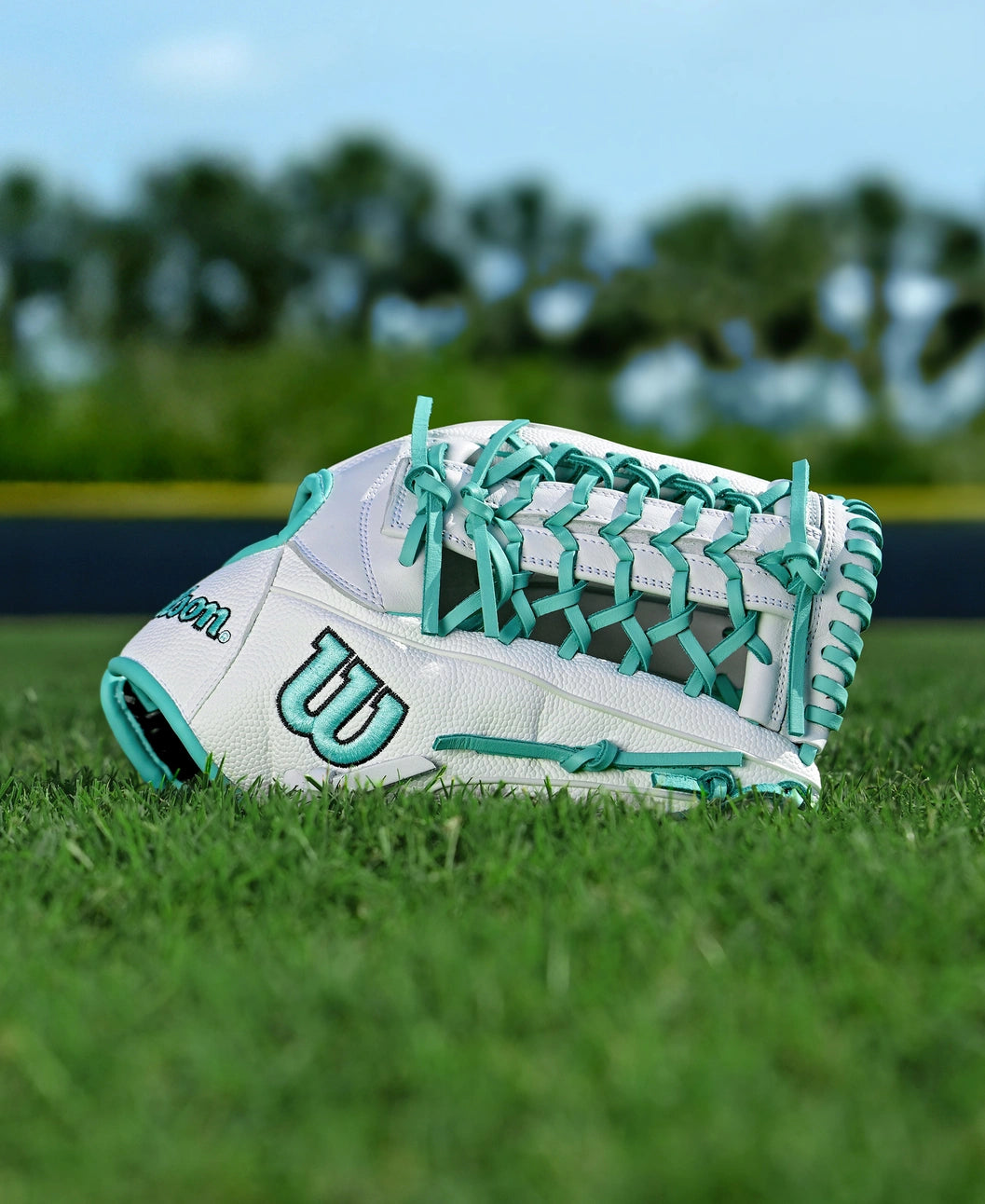 2025 Wilson A1000 T125 12.5" Outfield Softball Glove Right Hand Throw-White/Seafoam
